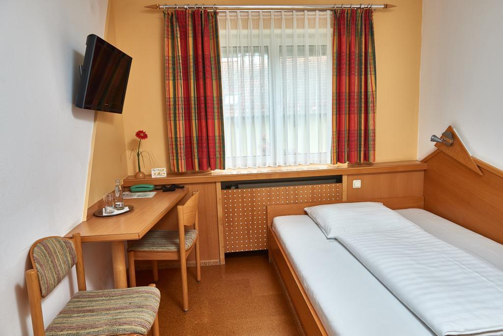 Hotel Gasthof Stocker Obertraubling Ngoại thất bức ảnh